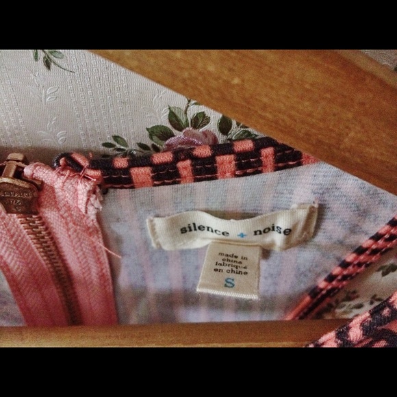 Silence + Noice Geometric Cut-out Crop Top - Picture 3 of 5